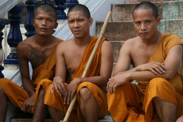 thai monks.JPG